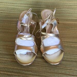 Elegant Gold Women's heels in size 7